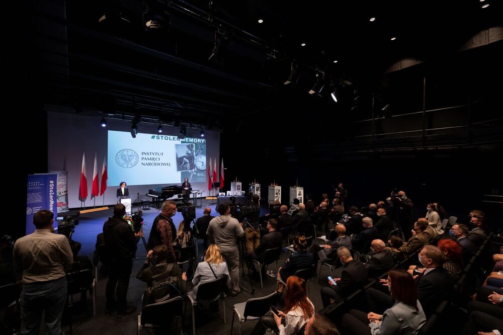 Otwarcie wystawy „#StolenMemory – Skradziona Pamięć” i przekazanie rodzinom pamiątek po byłych więźniach obozów koncentracyjnych – Białystok, 4 listopada 2021. Fot. Mikołaj Bujak (IPN)