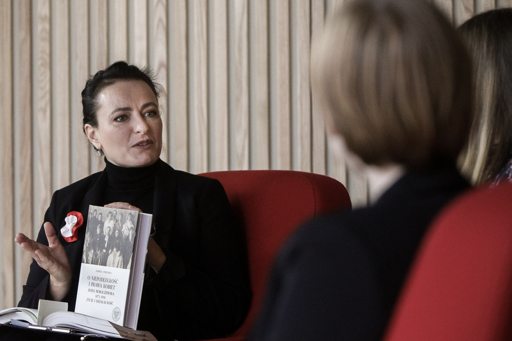 Miłka Skalska, prowadząca debatę „Wierna służba”. Kobiety dla Niepodległości 1910–1918 – 5 listopada 2021. Fot. Sławek Kasper (IPN)