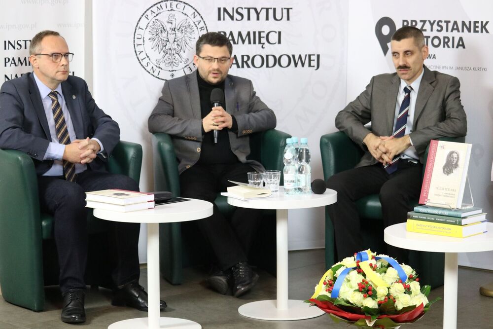 Od lewej: dr hab. Jan Jacek Bruski  (UJ), dr Paweł Libera (IPN, IH PAN), dr hab. Mirosław Szumiło (IPN, UMCS) – 9 listopada 2021. Fot. Aleksandra Wierzchowska (IPN)