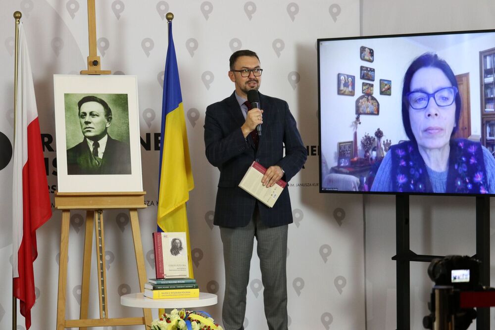 Dr hab. Jan Szumski, dyrektor Biura Badań Historycznych IPN, na ekranie dr hab. Aleksandra Hnatiuk  (UW, Akademia Kijowsko-Mohylańska) – 9 listopada 2021. Fot. Aleksandra Wierzchowska (IPN)