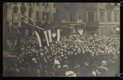 Manifestacja patriotyczna – prawdopodobnie wielki pochód narodowy w Warszawie 17 listopada 1918 r. Ze zbiorów BN – polona.pl