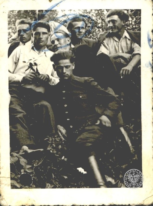 Na odwrocie: W dowód szczerej Przyjaźni Mietkowi [nieczytelny podpis] Rogów, 23/II. (?) 43 r. (zdjęcie zarekwirowane przez UB w trakcie śledztwa prowadzonego przeciwko Mieczysławowi Wróblewskiemu „Szumowi”). Fot. z zasobu IPN