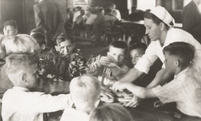 Dzieci podczas posiłku w stołówce Państwowego Urzędu Repatriacyjnego, 1945-1946 r. Fot. AIPN