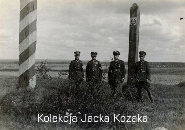 Żołnierze KOP przy słupach granicznych. Kolekcja Jacka Kozaka (portal kop.ipn.gov.pl)