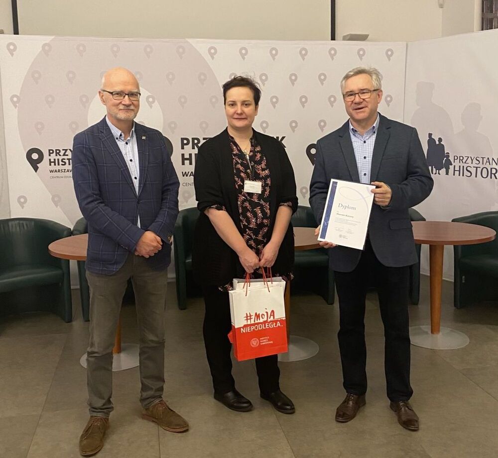 Dyplom dla Sławomira Kaniastego, nauczyciela historii nominowanego do Nagrody im. Grażyny Langowskiej – Warszawa, 10 listopada 2021. Fot. Adrianna Krzywik (IPN)