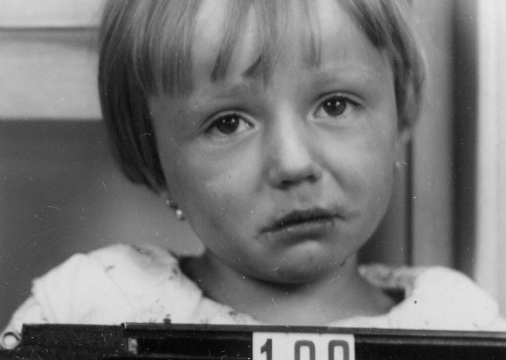 Zdjęcie sygnalityczne Elżbiety Karneckiej wykonane przez pracowników Głównego Urzędu Rasy i Osadnictwa SS (źródło: IPN).