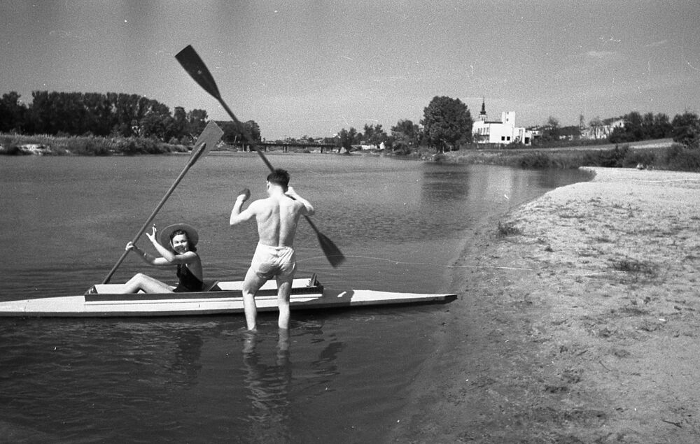 Wypoczynek niemieckiej pary nad Wartą pod Uniejowem w sierpniu 1942 r. (źródło: Muzeum Miasta Turku).