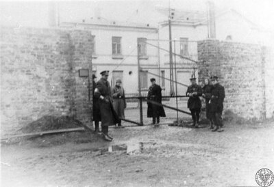 Posterunek przy bramie w murze otaczającym getto – widok od strony żydowskiej. Warszawa, 1940-1942 r. (fot. z zasobu IPN, sygn. GK-8-3-8-9)