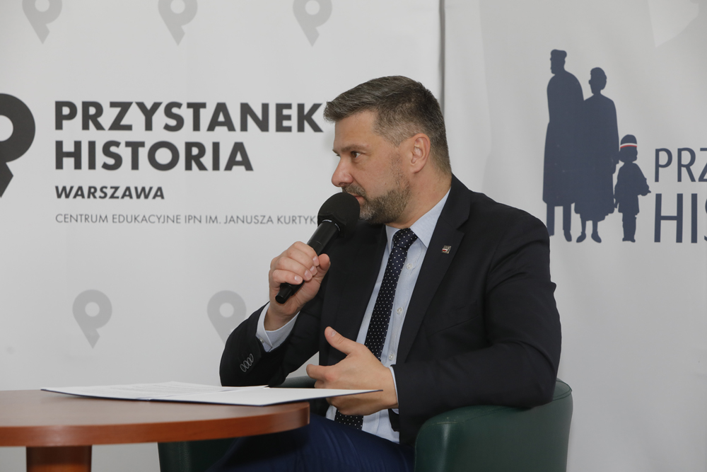 Dr hab. Filip Musiał, dyrektor Oddziału IPN w Krakowie, prowadzący spotkania z cyklu „Między mitem a rzeczywistością – najważniejsze wydarzenia XX wieku” – 17 listopada 2021. Fot. Piotr Życieński (IPN)