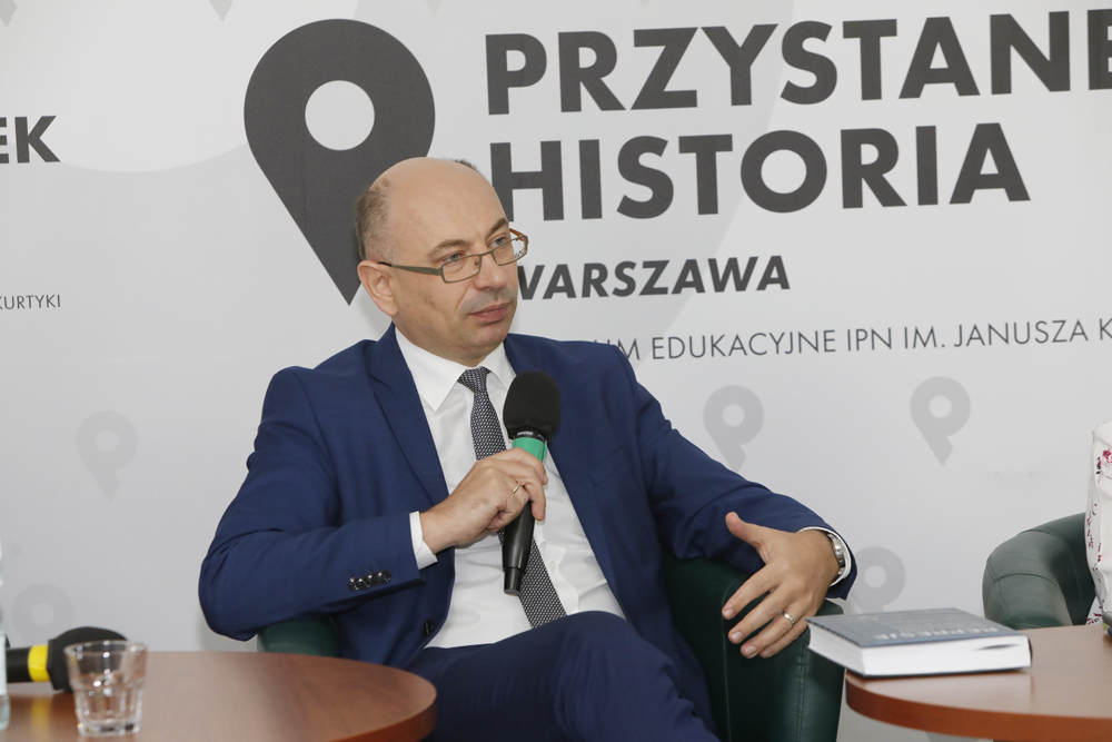 Dr Mateusz Szpytma, zastępca prezesa IPN, podczas dyskusji „Śmierć za ratowanie życia. Dekret o karaniu Żydów opuszczających getto i Polaków im pomagających” – 17 listopada 2021. Fot. Piotr Życieński (IPN)