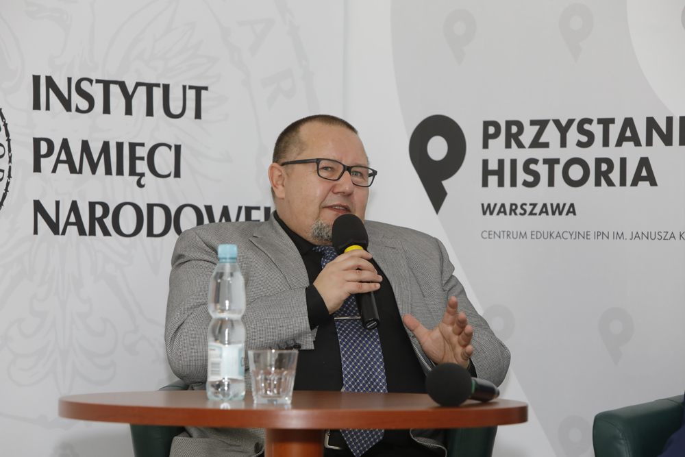 Dr hab. Sebastian Piątkowski (Delegatura IPN w Radomiu) podczas dyskusji „Śmierć za ratowanie życia. Dekret o karaniu Żydów opuszczających getto i Polaków im pomagających” – 17 listopada 2021. Fot. Piotr Życieński (IPN)