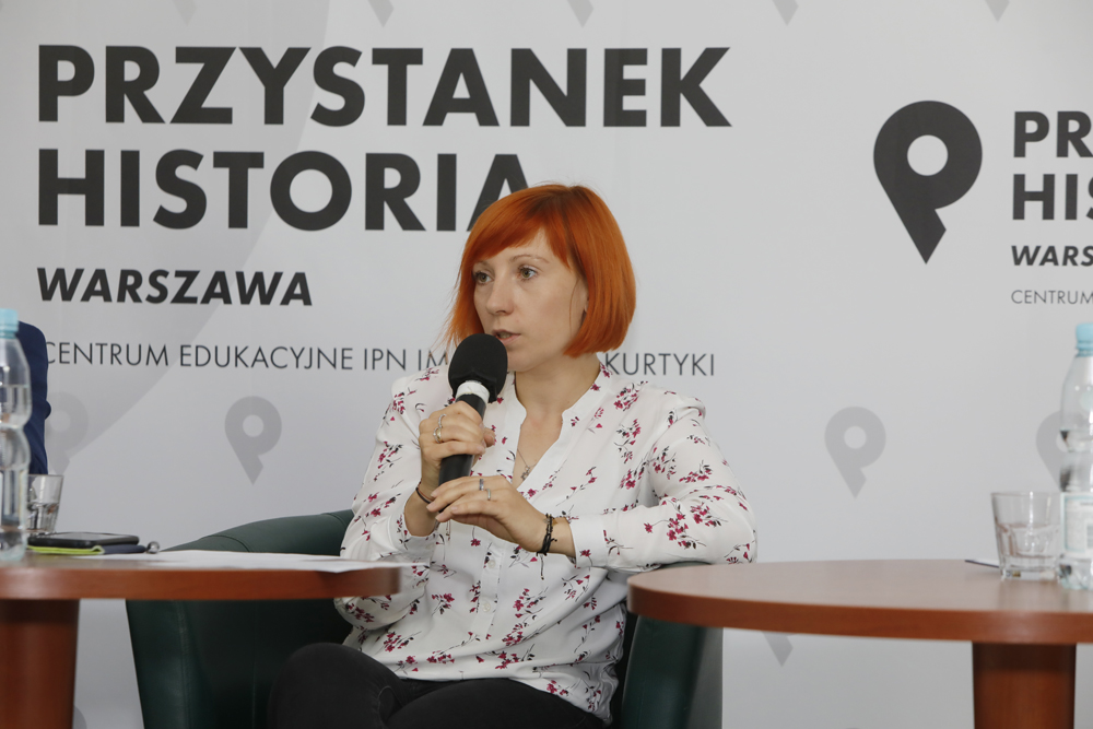 Dr Martyna Grądzka-Rejak (BBH IPN) podczas dyskusji „Śmierć za ratowanie życia. Dekret o karaniu Żydów opuszczających getto i Polaków im pomagających” – 17 listopada 2021. Fot. Piotr Życieński (IPN)