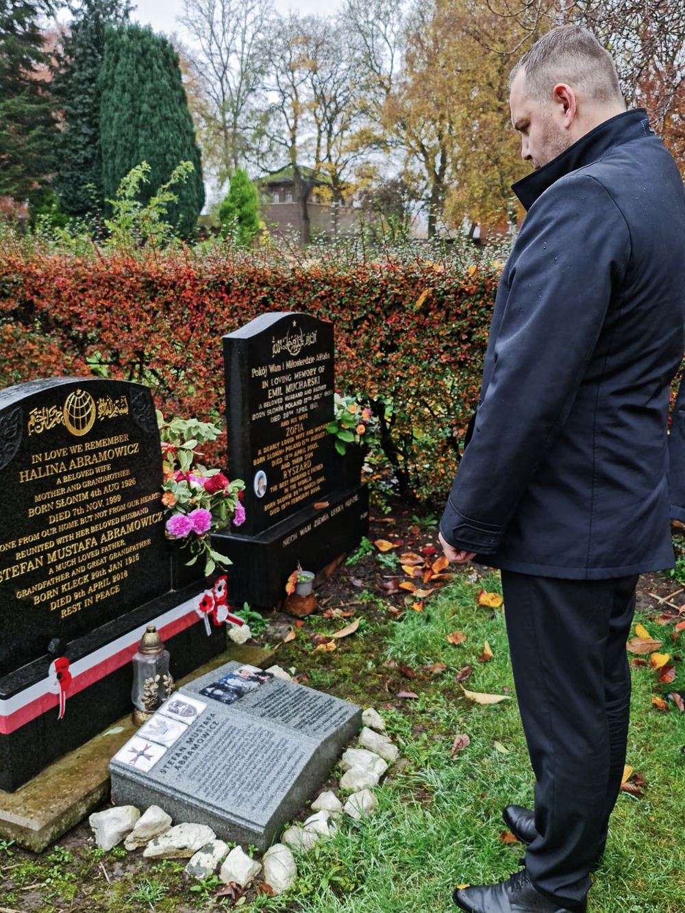 Prezes IPN dr Karol Nawrocki uczcił pamięć Stefana Mustafy Abramowicza – Manchester, 18 listopada 2021. Fot. IPN