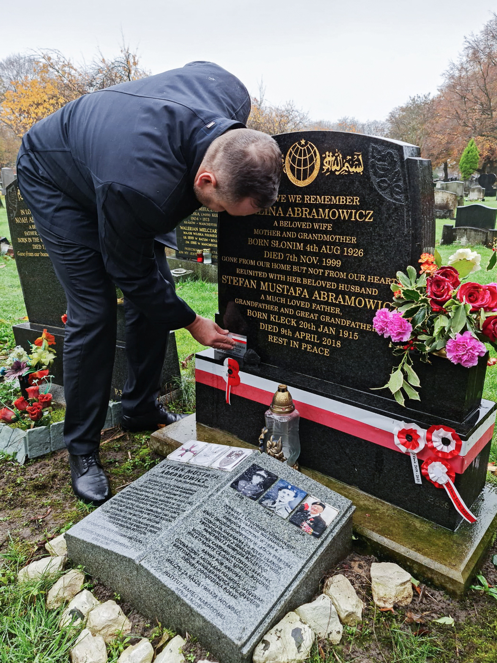 Prezes IPN dr Karol Nawrocki uczcił pamięć Stefana Mustafy Abramowicza – Manchester, 18 listopada 2021. Fot. IPN