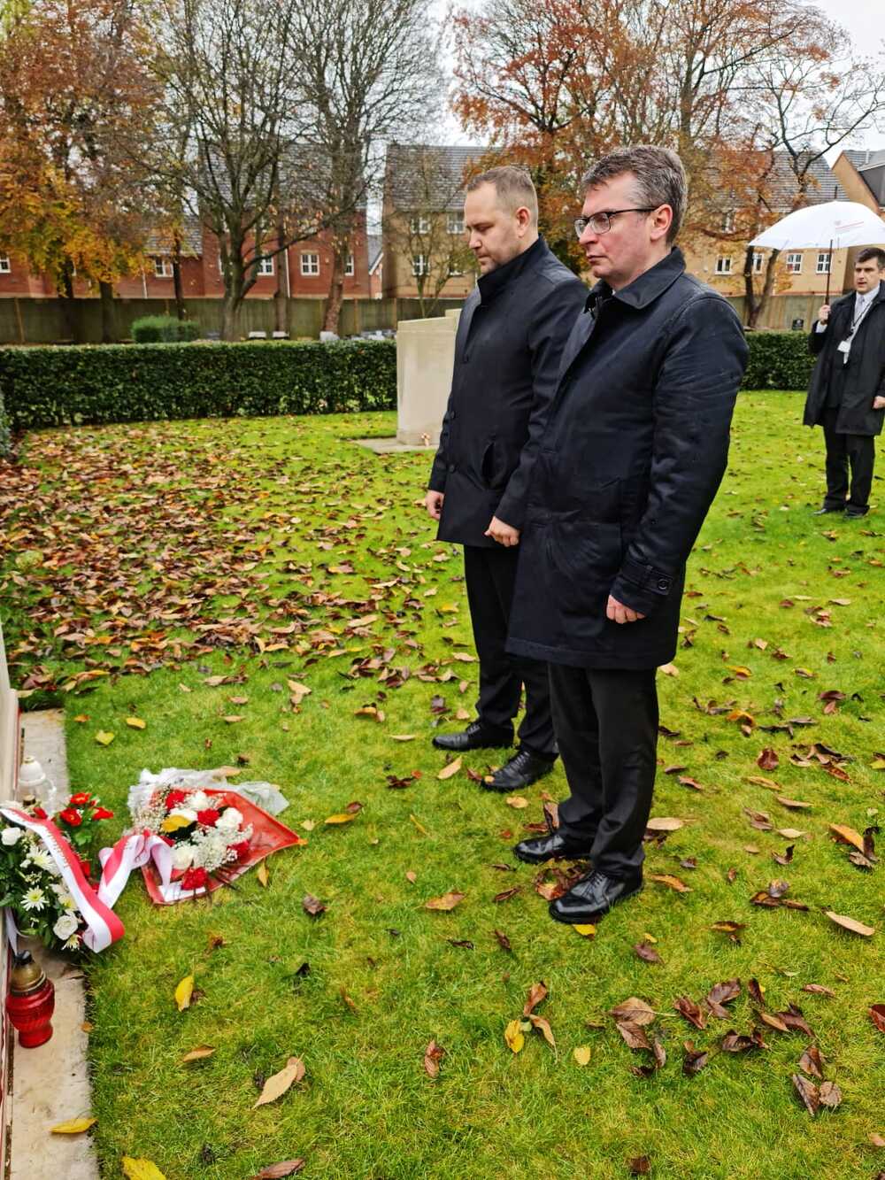 Michał Mazurek, Konsul Generalny RP w Manchesterze i dr Karol Nawrocki, prezes IPN oddali hołd polskim żołnierzom, pochowanym w Wielkiej Brytanii – 18 listopada 2021. Fot. IPN