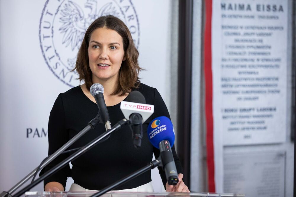 Monika Maniewska (Instytut Pileckiego) podczas odsłonięcia tablicy upamiętniającej Chaima Eissa, członka Grupy Ładosia – Ustrzyki Dolne, 22 listopada 2021. Fot. Mikołaj Bujak (IPN)