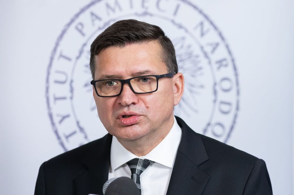 Dr Dariusz Iwaneczko, dyrektor IPN w Rzeszowie, podczas odsłonięcia tablicy upamiętniającej Chaima Eissa, członka Grupy Ładosia – Ustrzyki Dolne, 22 listopada 2021. Fot. Mikołaj Bujak (IPN)