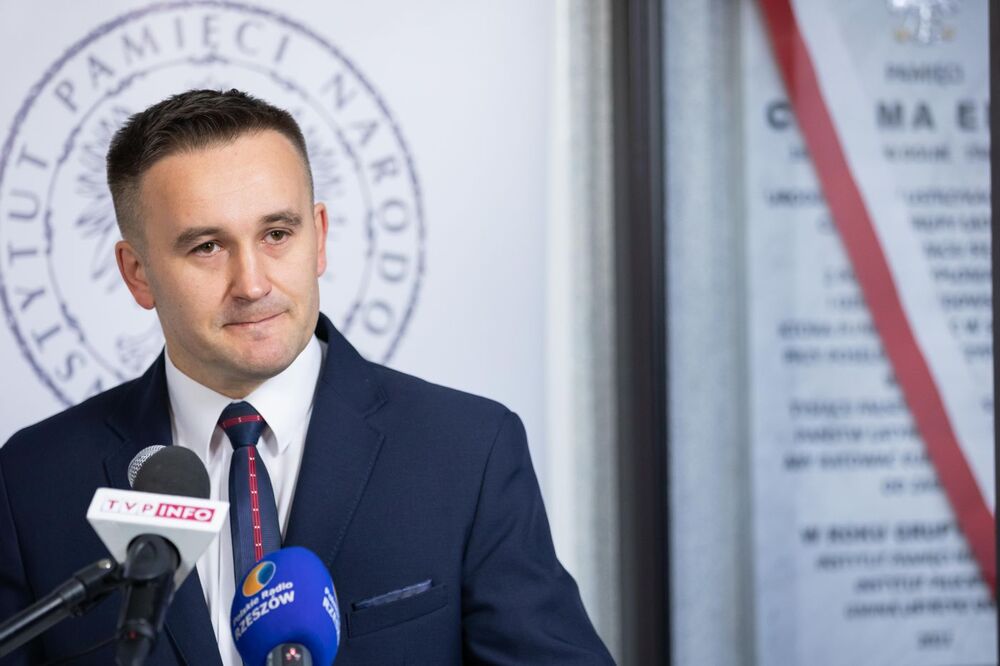 Dr Piotr Szopa, naczelnik OBUWiM w Rzeszowie, podczas odsłonięcia tablicy upamiętniającej Chaima Eissa, członka Grupy Ładosia – Ustrzyki Dolne, 22 listopada 2021. Fot. Mikołaj Bujak (IPN)