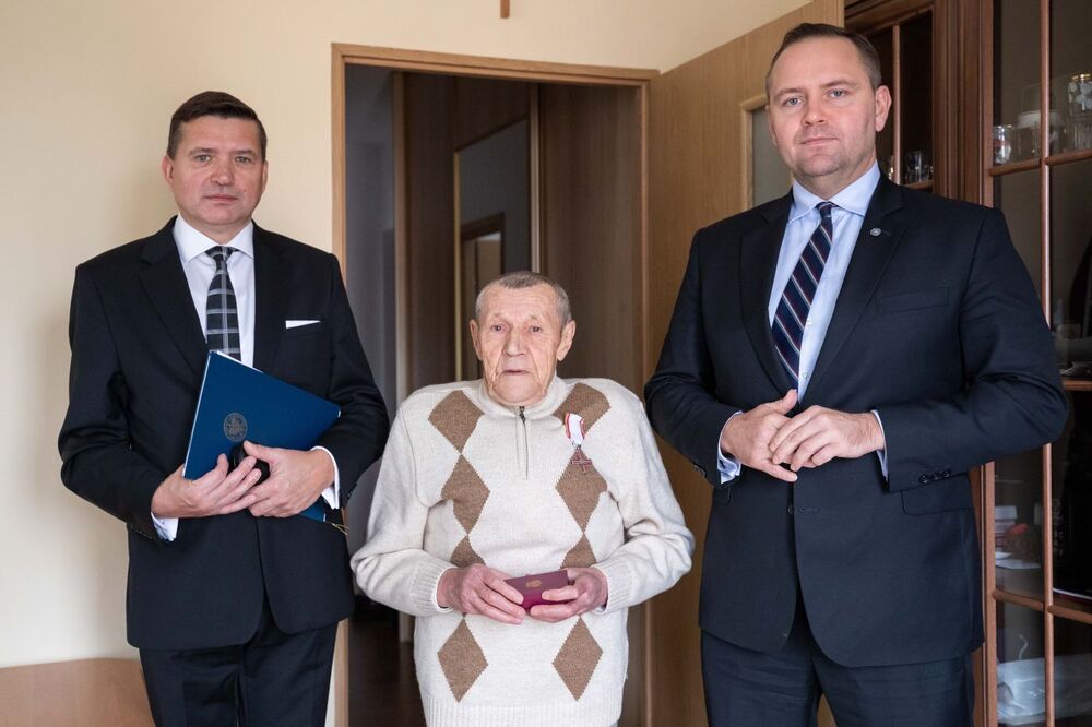 Marian Bielański, odznaczony Krzyżem Wolności i Solidarności (C) przez dr. Karola Nawrockiego, prezesa IPN (P). Od lewej dr Dariusz Iwaneczko, dyrektor IPN w Rzeszowie – 22 listopada 2021. Fot. Mikołaj Bujak (IPN)