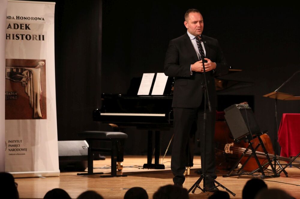 Dr Karol Nawrocki, prezes IPN, podczas uroczystości wręczenia nagród honorowych „Świadek Historii” – Rzeszów, 22 listopada 2021. Fot. Mikołaj Bujak (IPN)