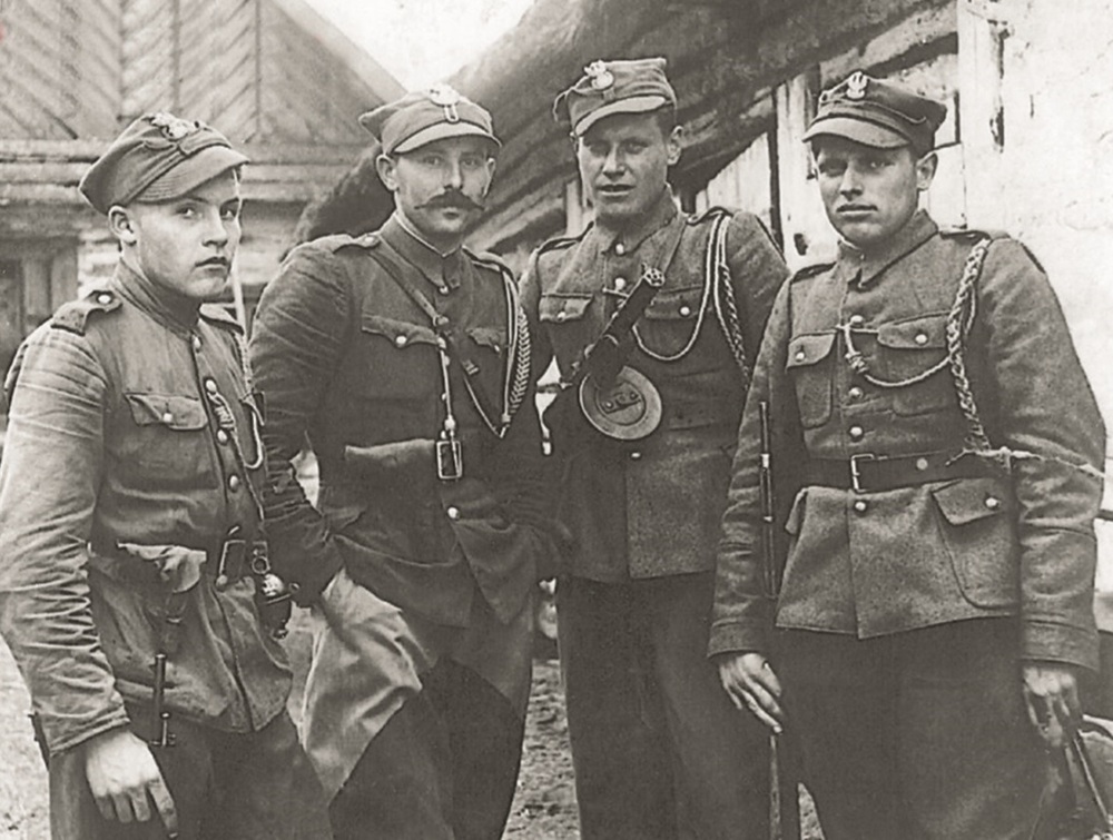 Ppor. Kazimierz Murowicki „Narcyz” (drugi od lewej) z podkomendnymi. Fot. ze zbiorów Kazimierza Krajewskiego