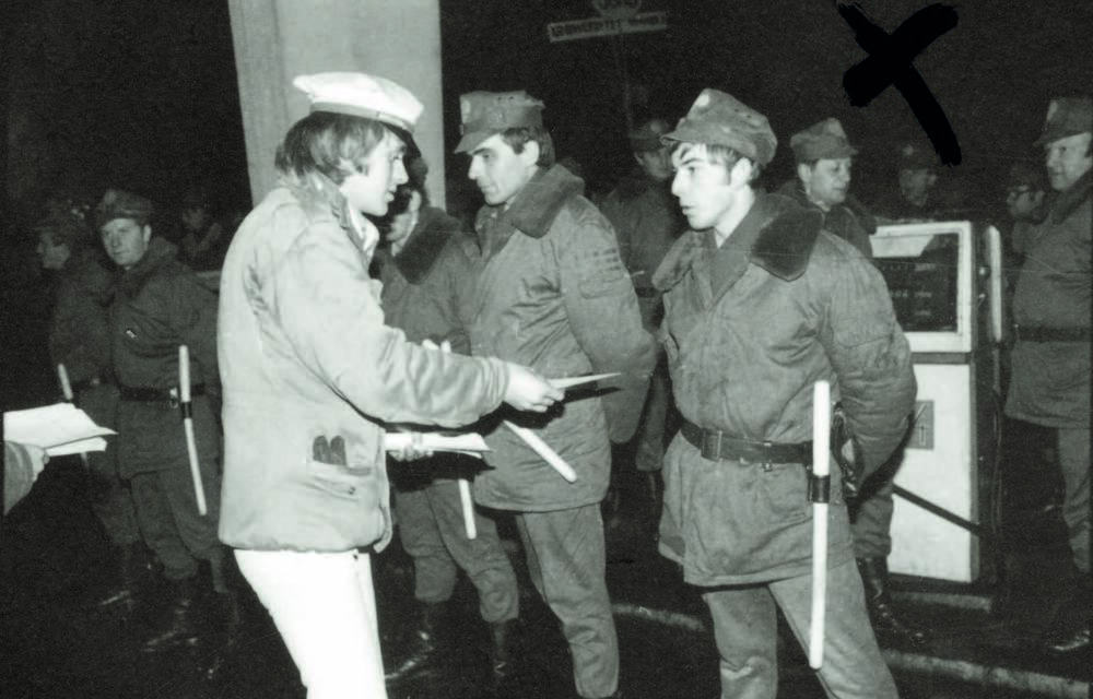 Dialog z zomowcami przy pomocy ulotek. Fot. AIPN