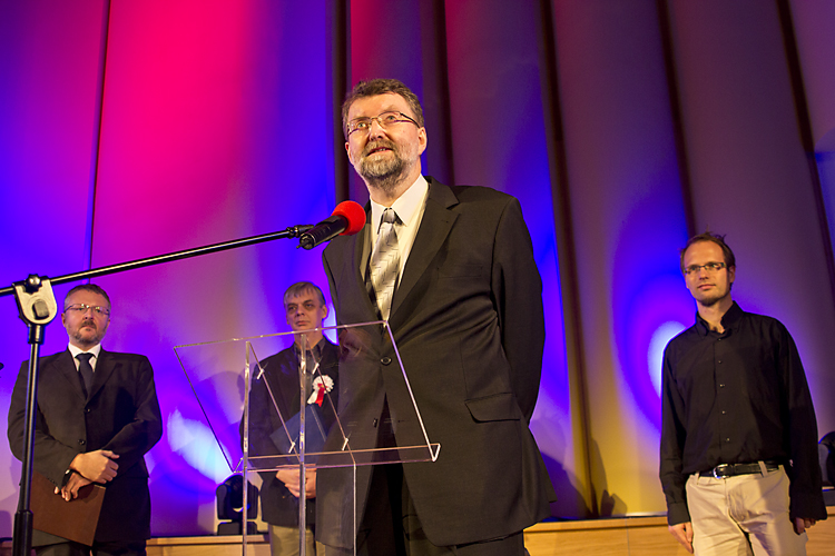 Mirosław Lewandowski i Maciej Gawlikowski odebrali nagrodę czytelników za "Gaz na ulicach. KPN w Krakowie. Stan wojenny 1981–1982"