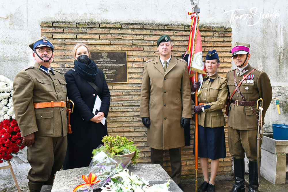 Otwarcie wystawy IPN „Powstanie Warszawskie 1944. Bitwa o Polskę” w Hiszpanii. Na zdj. Justyna Tokarska-konsul RP w Madrycie,  płk. Robert Tkaczyk-attaché wojskowy RP oraz  członkowie stowarzyszenia Poland. First to Fight. Fot. T. Słowiński