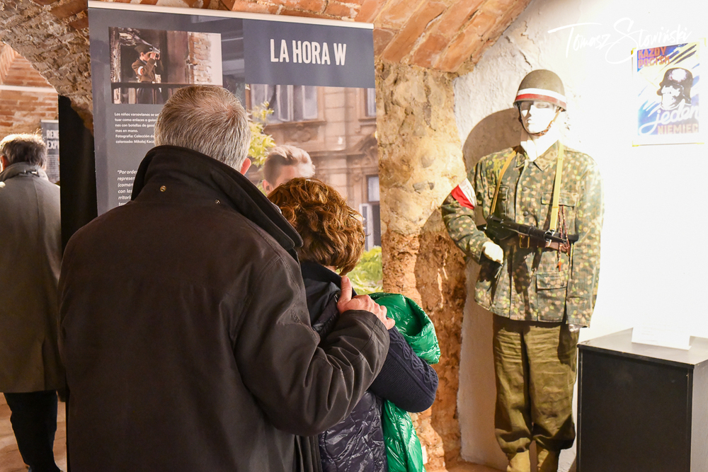 Zwiedzanie wystawy IPN „Powstanie Warszawskie 1944. Bitwa o Polskę”. Fot. T. Słowiński