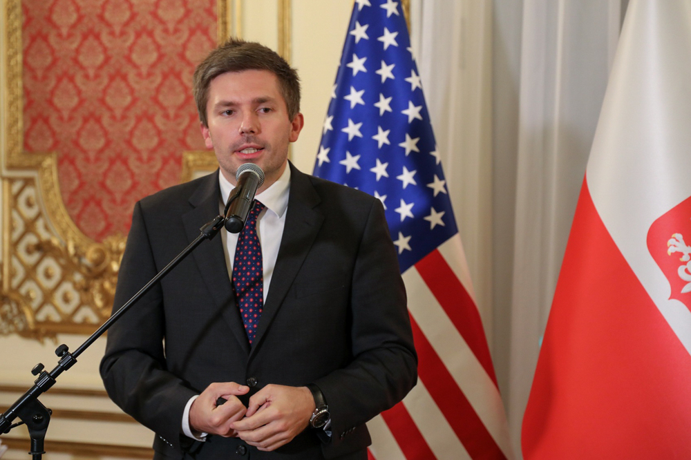 Konsul generalny RP w Nowym Jorku Adrian Kubicki podczas uroczystości wręczenia odznaczeń działaczom opozycji demokratycznej w PRL – Nowy Jork, 30 listopada 2021. Fot. Adrianna Garnik (IPN)