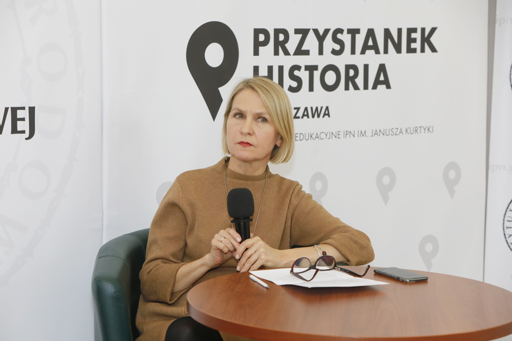Dr Barbara Stanisławczyk-Żyła – prowadząca cykl dyskusji „Polska na froncie sporów cywilizacyjnych” – Warszawa, 6 grudnia 2021. Fot. Piotr Życieński (IPN)