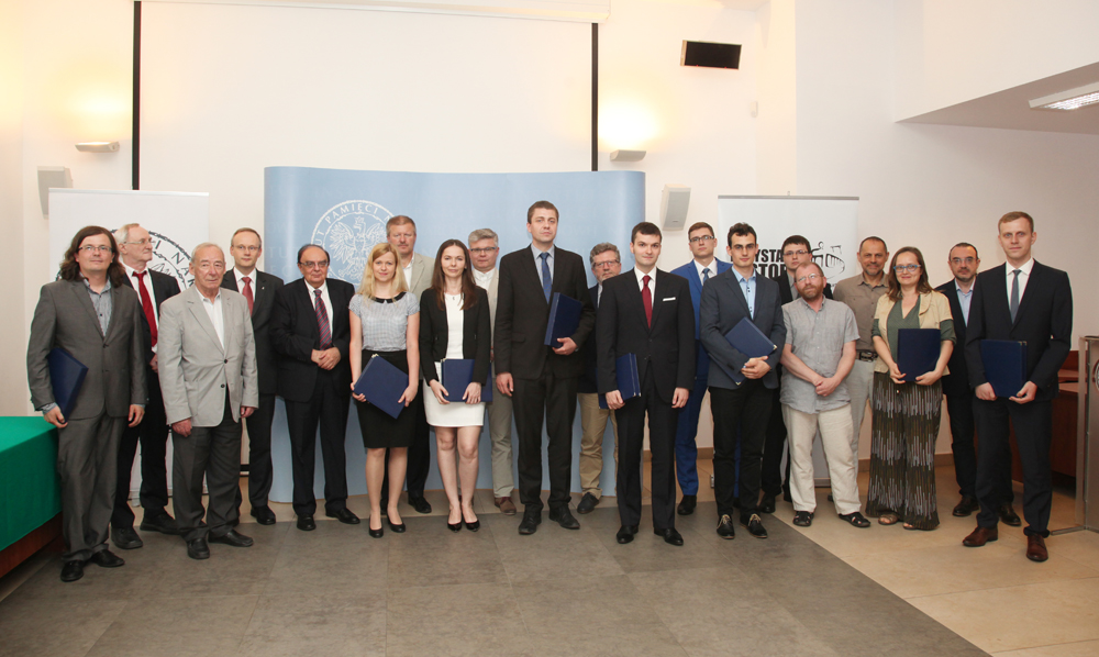 Pamiątkowe zdjęcie laureatów IX edycji Konkursu wraz z przybyłymi na uroczystość promotorami nagrodzonych prac oraz przedstawicielami komisji konkursowej i organizatorów