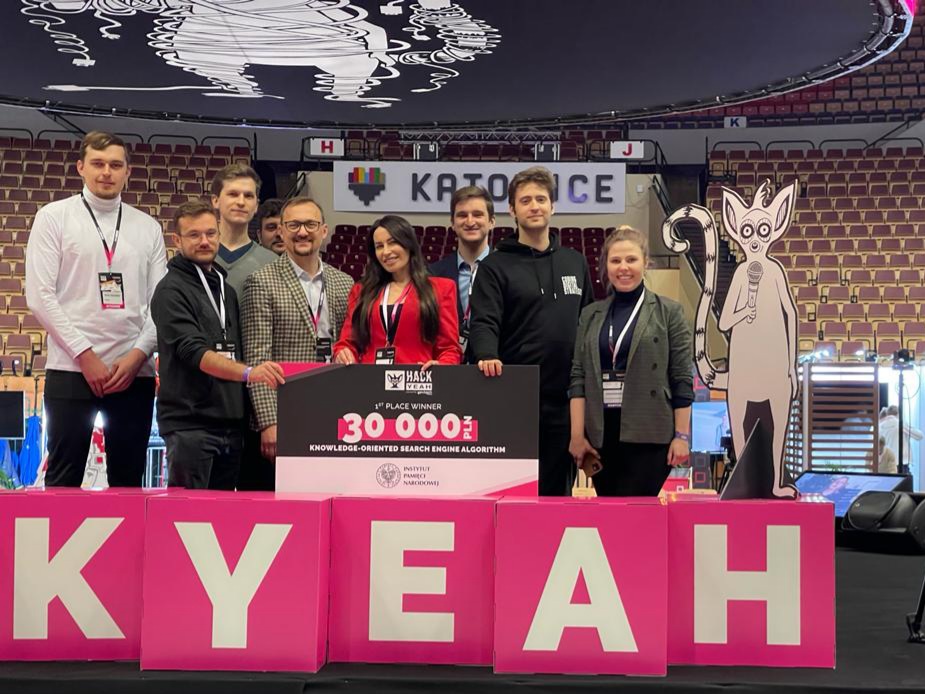 Laureaci HackYeah Power 2021 z jurorami. Katowice, 12 grudnia 2021. Fot. IPN