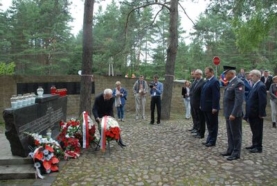 Przy pomniku upamiętniającym ludobójstwo w Ponarach. Na uroczystościach obecni byli Ambasador RP na Litwie Jarosław Czubiński oraz Konsul Generalny Stanisław Cygnarowski