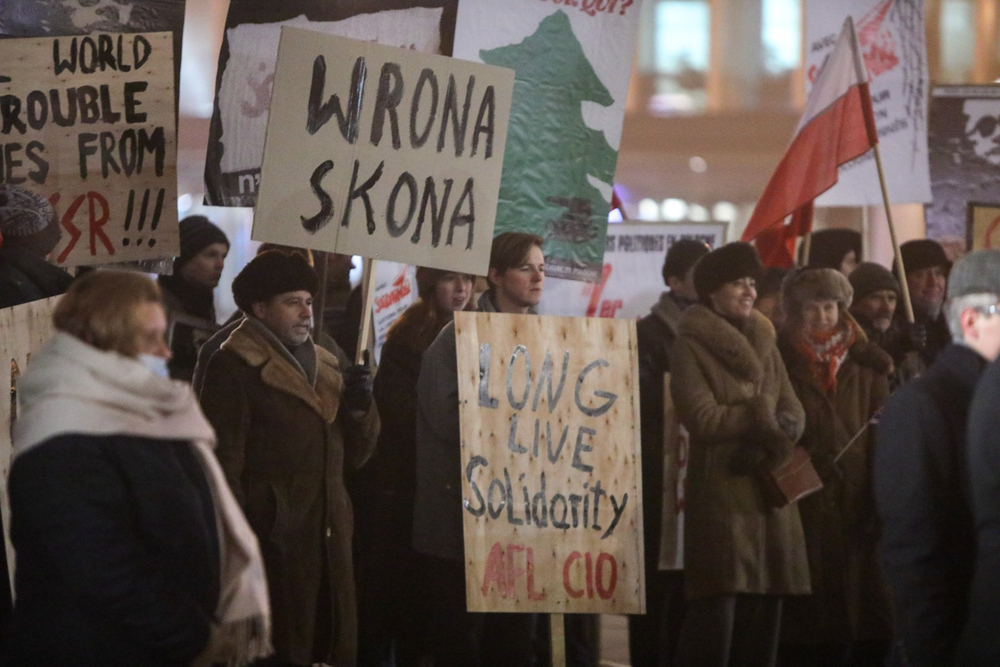 Światło Wolności w 40. rocznicę wprowadzenia stanu wojennego – Warszawa, pl. Józefa Piłsudskiego, 13 grudnia 2021. Fot. Sławek Kasper (IPN)