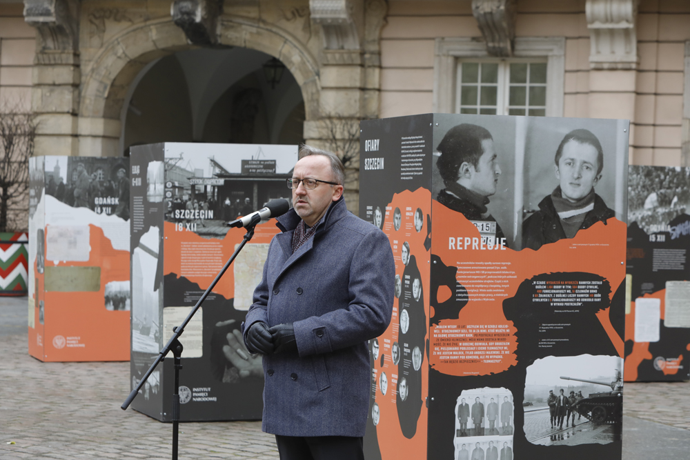 Dr hab. Karol Polejowski, zastępca prezesa IPN. Otwarcie wystawy „Powstanie Grudniowe 1970 roku" – Warszawa, 15 grudnia 2021. Fot. Piotr Życieński (IPN)