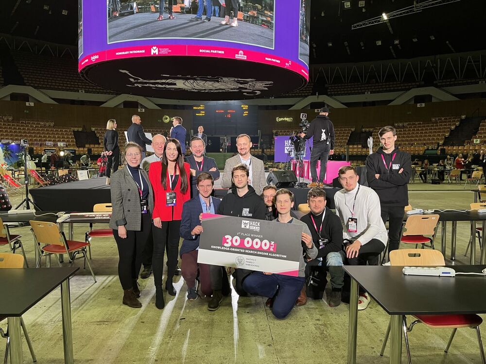 Laureaci HackYeah Power 2021 z jurorami. Katowice, 12 grudnia 2021. Fot. IPN