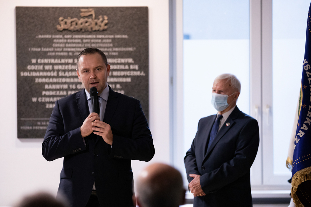 Uroczystość złożenia kwiatów pod tablicą upamiętniającą lekarzy, pielęgniarki i ratowników organizujących pomoc górnikom z kopalni „Wujek”. Fot. Mikołaj Bujak (IPN)