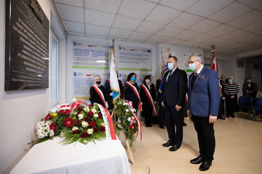 Uroczystość złożenia kwiatów pod tablicą upamiętniającą lekarzy, pielęgniarki i ratowników organizujących pomoc górnikom z kopalni „Wujek”. Fot. Mikołaj Bujak (IPN)