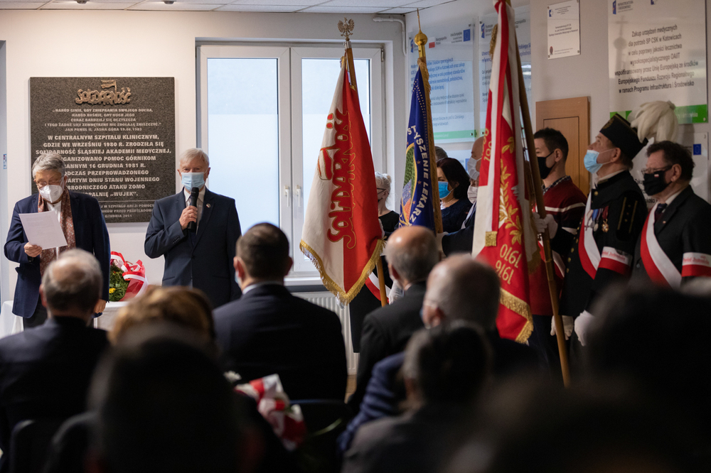 Uroczystość złożenia kwiatów pod tablicą upamiętniającą lekarzy, pielęgniarki i ratowników organizujących pomoc górnikom z kopalni „Wujek”. Fot. Mikołaj Bujak (IPN)
