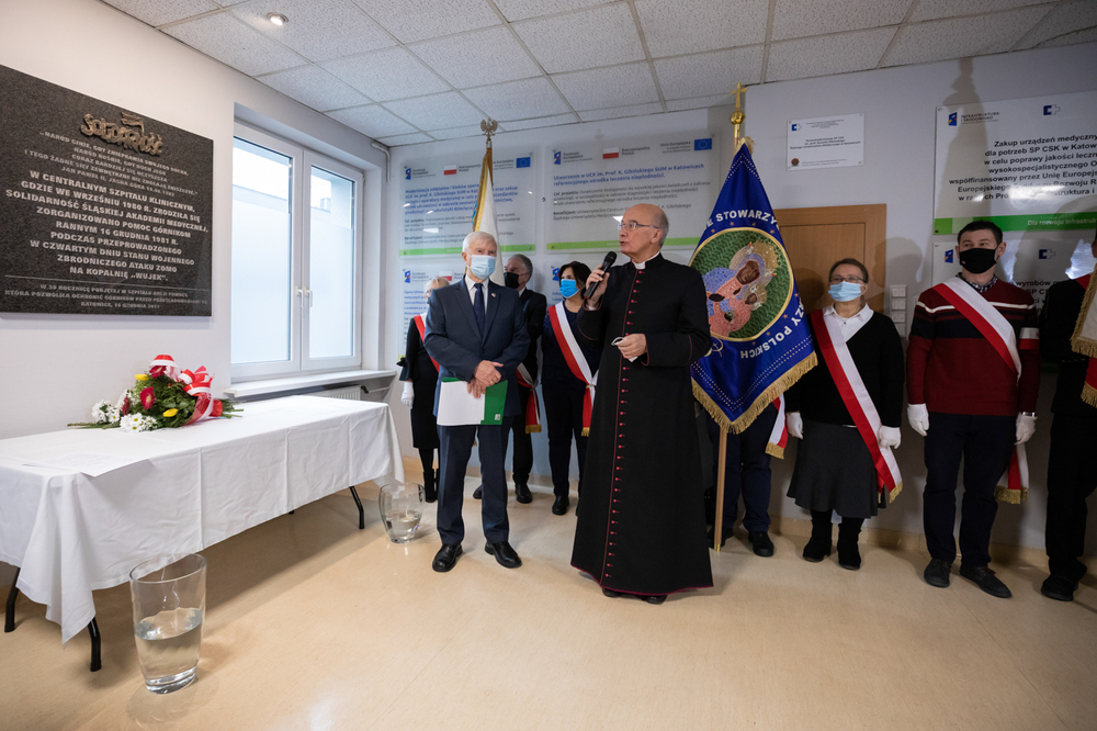 Uroczystość złożenia kwiatów pod tablicą upamiętniającą lekarzy, pielęgniarki i ratowników organizujących pomoc górnikom z kopalni „Wujek”. Fot. Mikołaj Bujak (IPN)