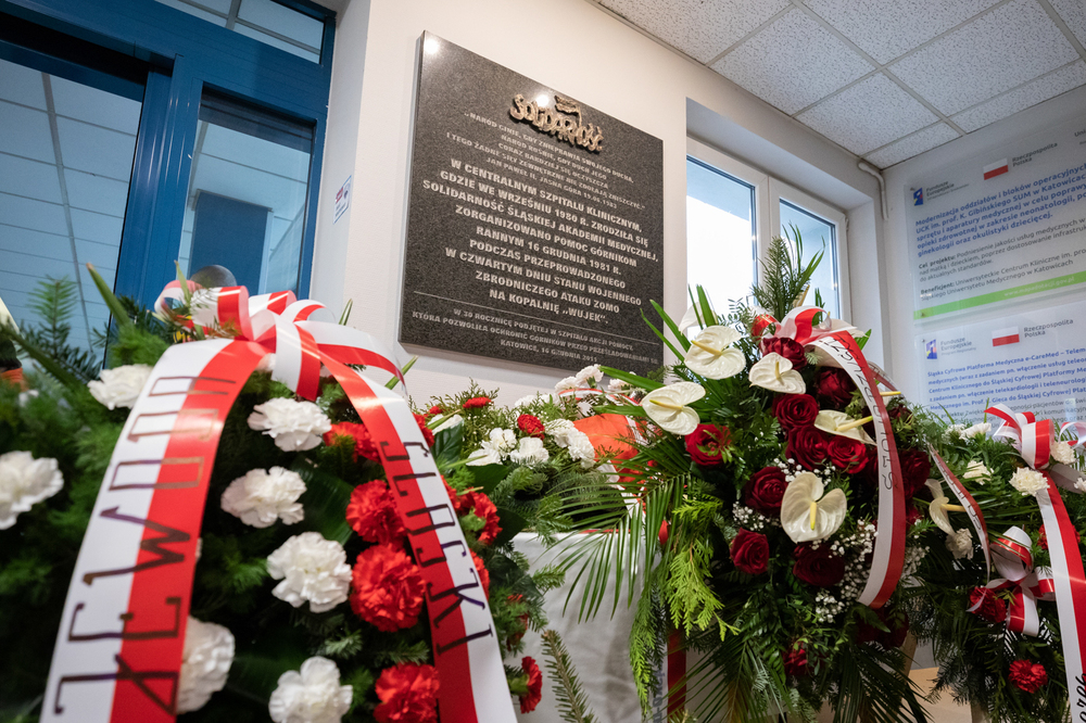 Uroczystość złożenia kwiatów pod tablicą upamiętniającą lekarzy, pielęgniarki i ratowników organizujących pomoc górnikom z kopalni „Wujek”. Fot. Mikołaj Bujak (IPN)