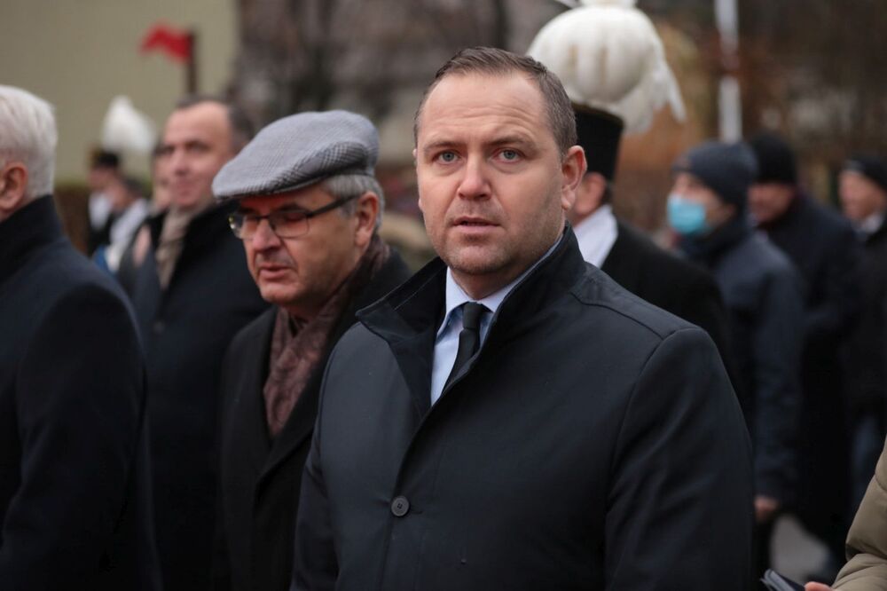 Prezes IPN dr Karol Nawrocki (P) i dr Andrzej Sznajder (L), dyrektor OIPN Katowice podczas uroczystości w 40. rocznicę pacyfikacji kopalni „Wujek” – Katowice, 16 grudnia 2021. Fot. Mikołaj Bujak (IPN)