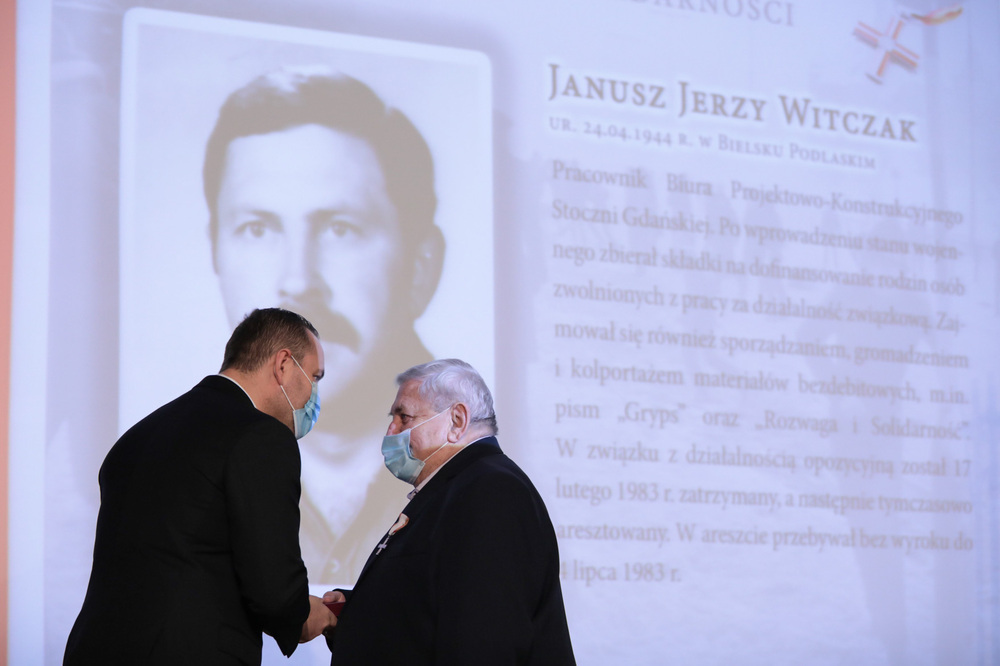 Uroczystość wręczenia Krzyży Wolności i Solidarności – Gdańsk, 17 grudnia 2021. Fot. Mikołaj Bujak (IPN)