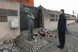 Prezes IPN dr Karol Nawrocki oddał hołd ofiarom masakry na Wybrzeżu. Fot. Mikołaj Bujak (IPN)