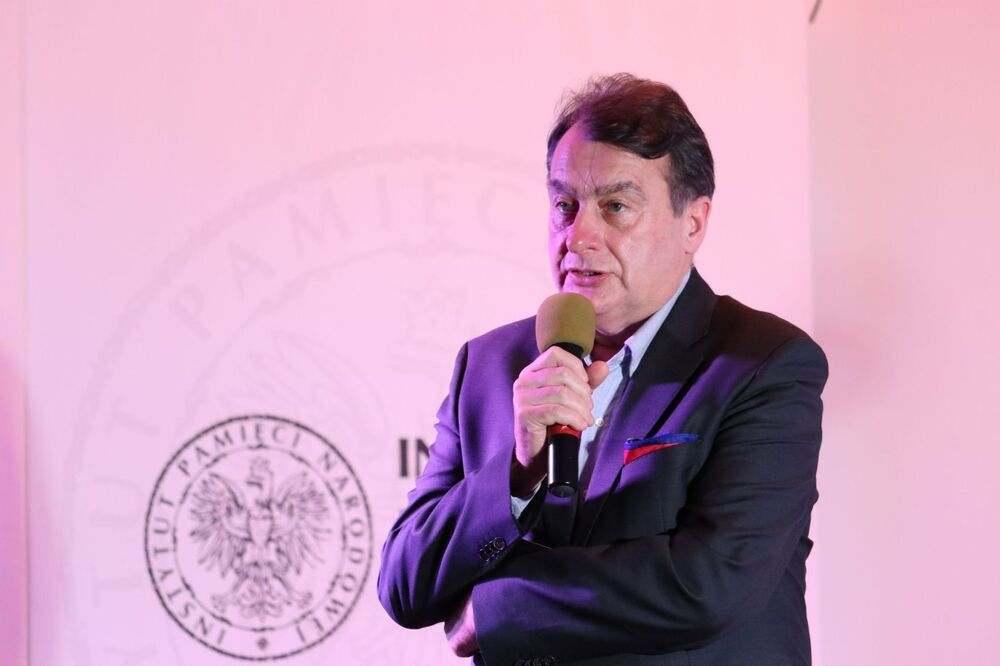 Paweł Sztompke, prowadzący koncert „Narodziny. W 70. rocznicę urodzin Przemysława Gintrowskiego” – Warszawa, 17 grudnia 2021. Fot. Aleksandra Wierzchowska (IPN)