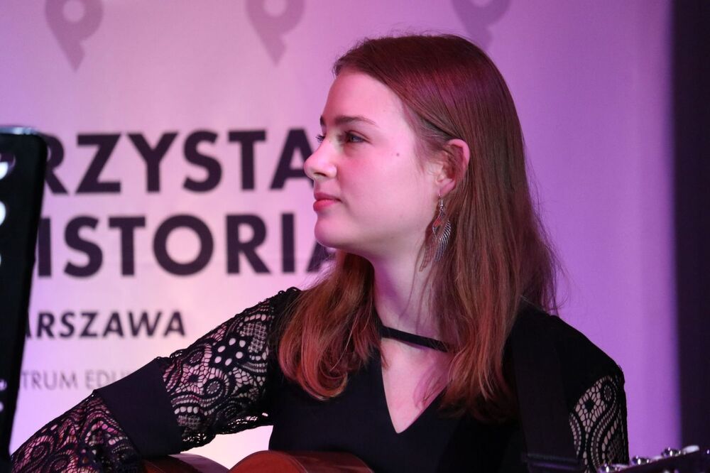 Utwory Przemysława Gintrowskiego wykona Katarzyna Mielnik – Warszawa, 17 grudnia 2021. Fot. Aleksandra Wierzchowska (IPN)