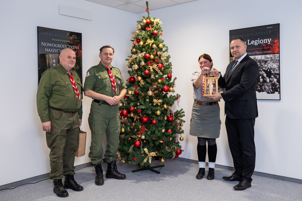 Betlejemskie Światło Pokoju w Instytucie Pamięci Narodowej – 21 grudnia 2021. Fot. Mikołaj Bujak (IPN)