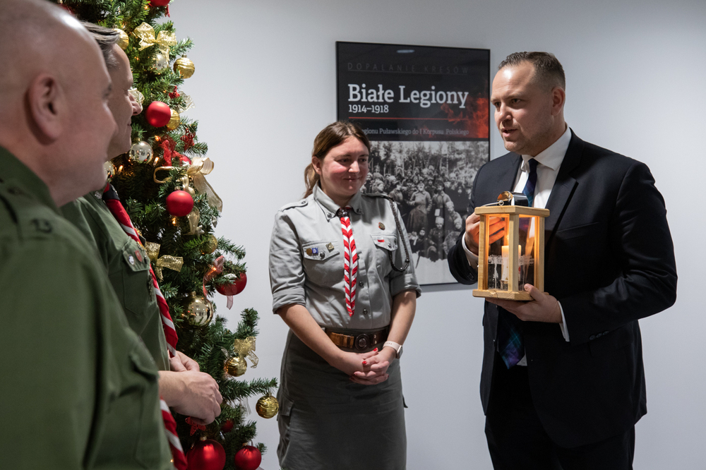 Betlejemskie Światło Pokoju w Instytucie Pamięci Narodowej – 21 grudnia 2021. Fot. Mikołaj Bujak (IPN)