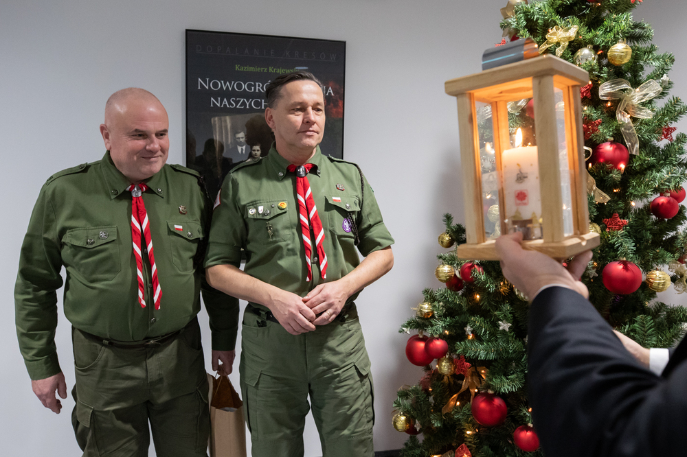 Betlejemskie Światło Pokoju w Instytucie Pamięci Narodowej – 21 grudnia 2021. Fot. Mikołaj Bujak (IPN)